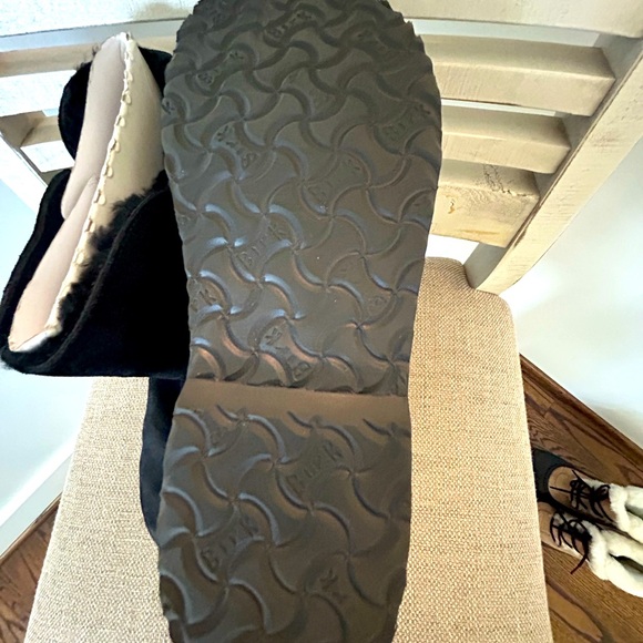 UGG Uppsala Black Shearling Boots - Picture 5 of 7